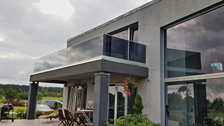grey glass toget en