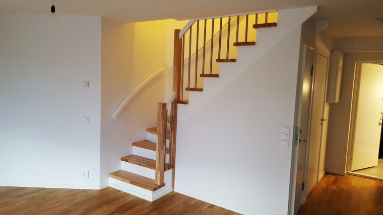 white stairs en